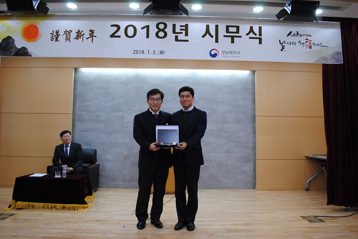 닮고싶은 관리자상을 수여하는 모습입니다