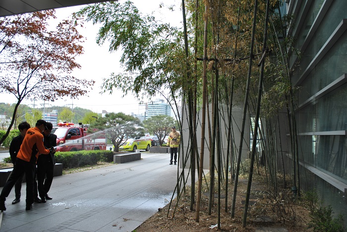 소화전으로 불을 끄는 연습을 하는 모습입니다