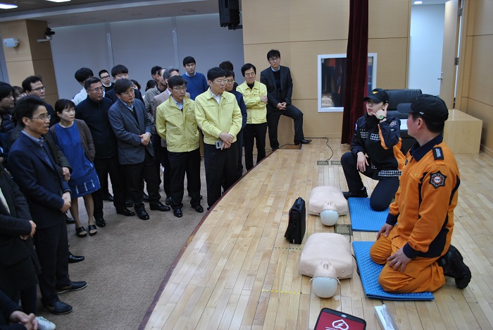 성남소방서 구급대원이 심폐소생술에 대해 설명하고 있는 모습입니다