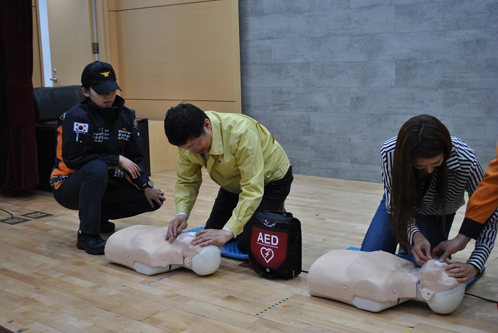 직원이 직접 심폐소생술을 실습하는 모습입니다