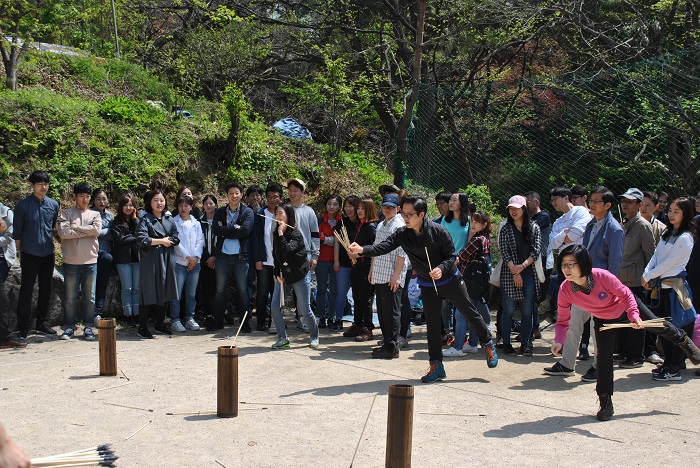 직원들이 투호를 던지는 모습입니다.